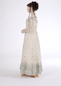 एक दिन की पोशाक के दृश्य, c.1815 (नीली ऊन के साथ कशीदाकारी वाली कपास मलमल) द्वारा अंग्रेजी स्कूल