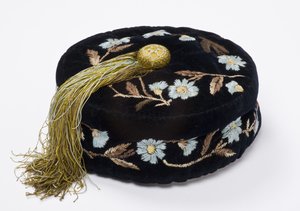स्मोकिंग कैप, c.1880 (मशीन-रजाईदार रेशम के साथ कशीदाकारी मखमली) द्वारा अंग्रेजी स्कूल
