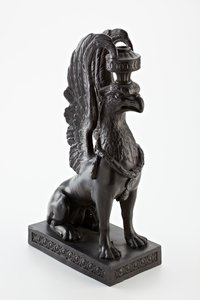 ग्रिफ़िन के रूप में स्टैफ़र्डशायर वेजवुड बेसाल्ट वेयर कैंडलस्टिक, c.1771-80 (बेसाल्ट वेयर) द्वारा अंग्रेजी स्कूल