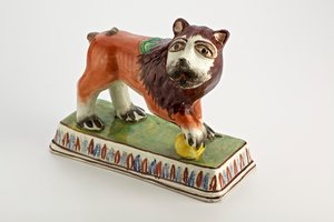 आयताकार आधार पर स्टैफोर्डशायर शेर की आकृति, c.1800-50 (मिट्टी के बरतन)