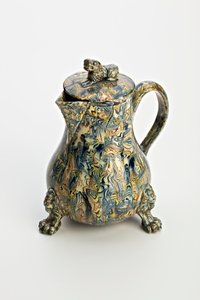 स्टैफ़ोर्डशायर सॉलिड एगेटवेयर इफ़ेक्ट जग, सी .1760-70 (सीसा-चमकता हुआ मिट्टी के बरतन)