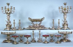 टेबल गार्निचर, संभवत: एल्किंगटन एंड कंपनी, बर्मिंघम द्वारा लियोनार्ड मोरेल-लेडुइल द्वारा डिजाइन किया गया है द्वारा अंग्रेजी स्कूल