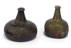 दो हरे "प्याज" शराब की बोतलें, c.1700 द्वारा अंग्रेजी स्कूल