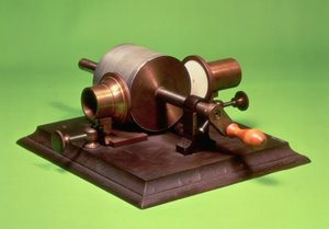 1877 (धातु) में थॉमस अल्वा एडिसन (1847-1931) द्वारा आविष्कार की गई पहली फोनोग्राफ की प्रतिकृति, (260255 भी देखें)