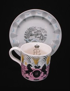 कोरोनेशन मग और 'ट्रैवल' प्लेट, वेजवुड द्वारा एरिक Ravilious