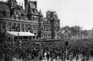 पेरिस, 1931 के रिसेप्शन के दिन टाउन हॉल के सामने भीड़ द्वारा अर्नेस्ट फ्लेमरियन