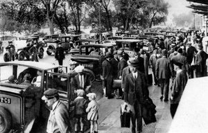 स्टेशन के सामने भीड़, ओरसे, पेरिस, 1931 द्वारा अर्नेस्ट फ्लेमरियन
