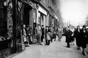 सीमस्ट्रेस के काम की प्रतीक्षा में, पेरिस, 1931।