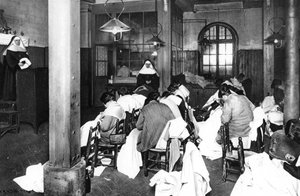 पेरिस, 1931 में सेंट लाज़ारे की महिला जेल में कार्यबल।