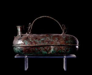 Etruscan सभ्यता: Vulci में कांस्य चार की कब्र से कांस्य आस्कोस, 680-670 ईसा पूर्व द्वारा इट्रस्केन