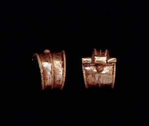 Etruscan सभ्यता: सोने की बालियों की जोड़ी - 6 वीं शताब्दी ईसा पूर्व से पेसिया, रोम के पास द्वारा इट्रस्केन