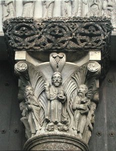 1840-61 के पश्चिम पोर्टल से मसीह आशीर्वाद के साथ कॉलम राजधानी द्वारा यूजीन इमैनुएल वायलेट ले डुको