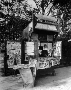 पेरिस में कियोस्क, c.1910 (b/w फोटो) द्वारा यूजेन एटगेट