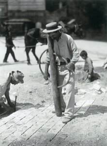 स्ट्रीट पेवर, 1910 (जिलेटिन सिल्वर प्रिंट) द्वारा यूजेन एटगेट