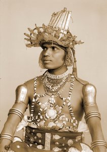 उभरा हुआ चांदी के हेलमेट के साथ एक श्रीलंकाई डांसर का पोर्ट्रेट, c.1890