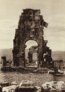 Volubills, हैड्रियन के मंदिर के खंडहर (b/w फोटो) द्वारा यूरोपीय फोटोग्राफर