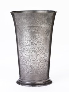 विलियम III और मैरी II के लेखकीय चित्रों के साथ स्मारक पीकर बीकर, c.1689-94 (पेवेर)