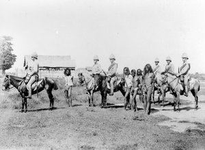 डकैतों को माउंटेड इन्फैंट्री द्वारा लाया गया, c.1890