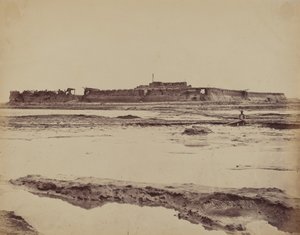 21 अगस्त, 1860 को अंग्रेजी और फ्रेंच प्रवेश दिखाते हुए पीहो नदी पर उत्तरी ताकू किले का बाहरी भाग। द्वारा फेलिस बीटो