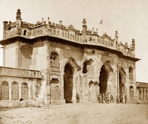 Imaumbarah के चर्च के लिए प्रवेश द्वार से भारी क्षतिग्रस्त द्वारा फेलिस बीटो