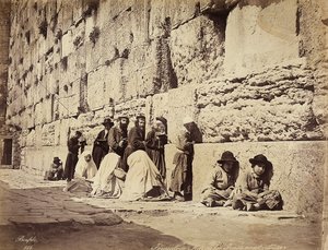 वेलिंग वॉल (या पश्चिमी दीवार), यरुशलम पर प्रार्थना करते हुए इस्राएलियों का एक समूह द्वारा फेलिक्स बोनफिल्स