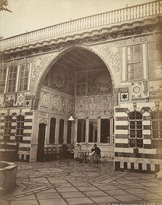 सीरिया के स्टंबौली में एक यहूदी घर का इंटीरियर। एक पोर्टिको के नीचे दो महिलाओं को दिखाया गया है द्वारा फेलिक्स बोनफिल्स