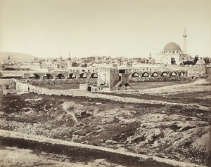 Isreal mosque में एक मस्जिद के साथ आबादी वाले इलाके का विहंगम दृश्य द्वारा फेलिक्स बोनफिल्स