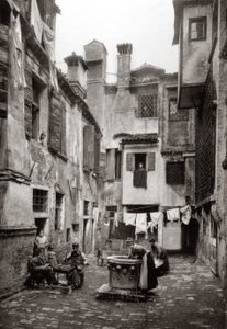 वेनिस में इमारतों से घिरा एक आंगन, c.1880