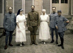सेंट-पॉल अस्पताल, सोइसन्स, आइज़ेन, फ्रांस, 1917 (ऑटोक्रोम) के सामने फ्रांसीसी सैन्य डॉक्टर और नर्स द्वारा फर्नांड क्विल