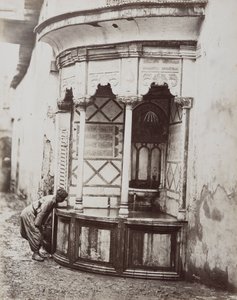 सीरिया के दमिश्क में एक सड़क पर कोने के फव्वारे से शराब पीता एक आदमी द्वारा फेलिक्स बोनफिल्स