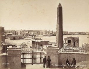 अलेक्जेंड्रिया, मिस्र: क्लियोपेट्रा का ओबिलिस्क, तस्वीर के लिए चार पुरुषों के साथ द्वारा फेलिक्स बोनफिल्स