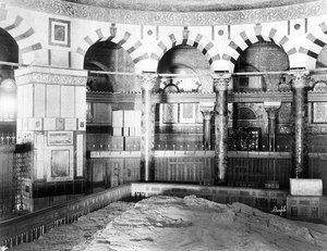जेरूसलम में उमर की मस्जिद का आंतरिक भाग। स्तंभों और संगमरमर के स्तंभों की दो पंक्तियाँ यहूदी और मुसलमानों के लिए पवित्र चट्टान के चारों ओर हैं