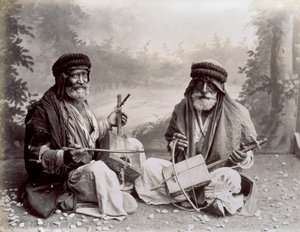 विनम्र जातीय पोशाक में दो अरबी संगीतकारों का चित्रण। स्टूडियो में बुजुर्ग लोग जमीन पर बैठे हैं। उनके पीछे एक लकड़ी के परिदृश्य की पृष्ठभूमि है द्वारा फेलिक्स बोनफिल्स