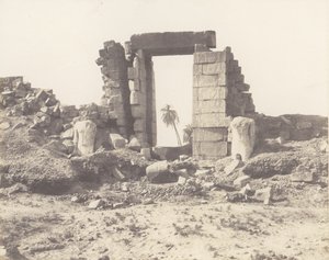 कर्णक थेब्स, पहला तोरण - गेट के खंडहर और कोलॉसी, ..., 1851-52, 1853-54 मुद्रित। द्वारा फेलिक्स टाइनार्ड