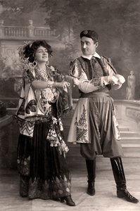 लिली एल्सी और जोसेफ कॉइन द मीरी विडो, 1908 में। द्वारा फाउलशाम और बानफील्ड