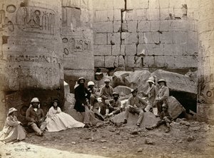 हॉल ऑफ़ कॉलम, कर्नाक, थेब्स, 1862 में समूह फोटोग्राफ