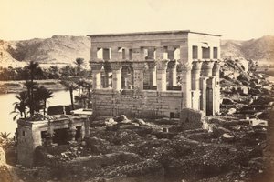 "मिस्र और फिलिस्तीन": फिला के स्मारकीय परिसर में ट्रोजन का मंडप, एगिलकिया द्वीप, असुआन, मिस्र के वातावरण द्वारा फ्रांसिस फ्रिथ
