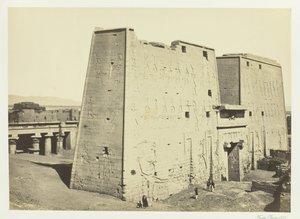 एडफौ, ऊपरी मिस्र, 1857 में द ग्रेट तोरण। द्वारा फ्रांसिस फ्रिथ