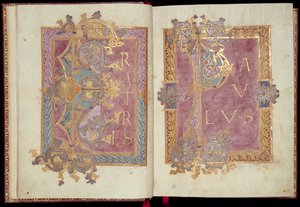Ms McClean 30, ff.2v-3r: आरंभिक पृष्ठ रेइचेनौ एपिस्टरीरी से 10 वीं शताब्दी के अंत में (चर्मपत्र पर सोने की स्याही और तड़का) से एसेंथस के पत्तों के साथ फंसाया गया