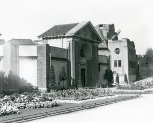 1928 में लंदन चिड़ियाघर में रेप्टाइल हाउस, प्रवेश द्वार के रास्तों के साथ औपचारिक फूलों की क्यारियों के साथ द्वारा फ्रेडरिक विलियम बॉन्ड