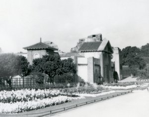 1928 में लंदन चिड़ियाघर में रेप्टाइल हाउस, लंदन चिड़ियाघर के प्रवेश द्वार के रास्ते में औपचारिक फूलों की क्यारियों के साथ द्वारा फ्रेडरिक विलियम बॉन्ड