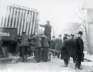 नवोदित भारतीय गैंडे का उतारना, लंदन चिड़ियाघर, 1924 द्वारा फ्रेडरिक विलियम बॉन्ड