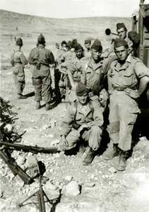 अल्जीरियाई युद्ध: जेबेल सरका में युवा फ्रांसीसी सैनिक 1960 द्वारा फ्रेंच फोटोग्राफर