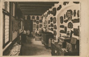 Alsatian संग्रहालय लकड़ी की मूर्तियों के प्रदर्शन के साथ। 1913 में पोस्टकार्ड भेजा गया। द्वारा फ्रेंच फोटोग्राफर
