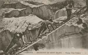 शैमॉनिक्स - मोंट ब्लांक की चढ़ाई। दरार को पार करने वाले पर्वतारोही। 1913 में पोस्टकार्ड भेजा गया। द्वारा फ्रेंच फोटोग्राफर