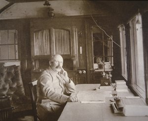 फरवरी-दिसंबर 1916 में वर्दुन की लड़ाई के दौरान अपने रेलवे वैगन-सैलून मुख्यालय में जनरल पेटेन (बी/डब्ल्यू फोटो) द्वारा फ्रेंच फोटोग्राफर