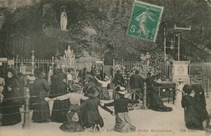 लूर्डेस, द चमत्कारी गुफा। पोस्टकार्ड 28 मार्च, 1913 को भेजा गया। द्वारा फ्रेंच फोटोग्राफर