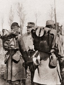 द इलस्ट्रेटेड वॉर न्यूज, 1915 से मार्शल जोसेफ जैक्स सेइरे जोफ्रे ने अपने सैनिकों का निरीक्षण किया द्वारा फ्रेंच फोटोग्राफर