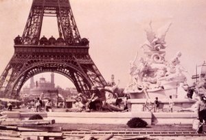 एफिल टॉवर के पास फाउंटेन सेंट विडाल का निर्माण करते हुए पुरुष, c.1888 द्वारा फ्रेंच फोटोग्राफर