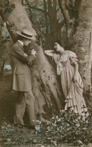 एक पेड़ पर दिल को उकेरते प्रेमियों का पोस्टकार्ड, 1913 में भेजा गया द्वारा फ्रेंच फोटोग्राफर